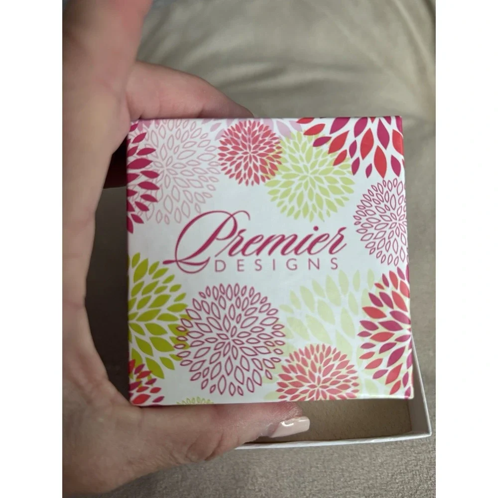 Down To The Wire By‎ Premier Designs Size 7 Gold Tone, Never Worn Super Cute